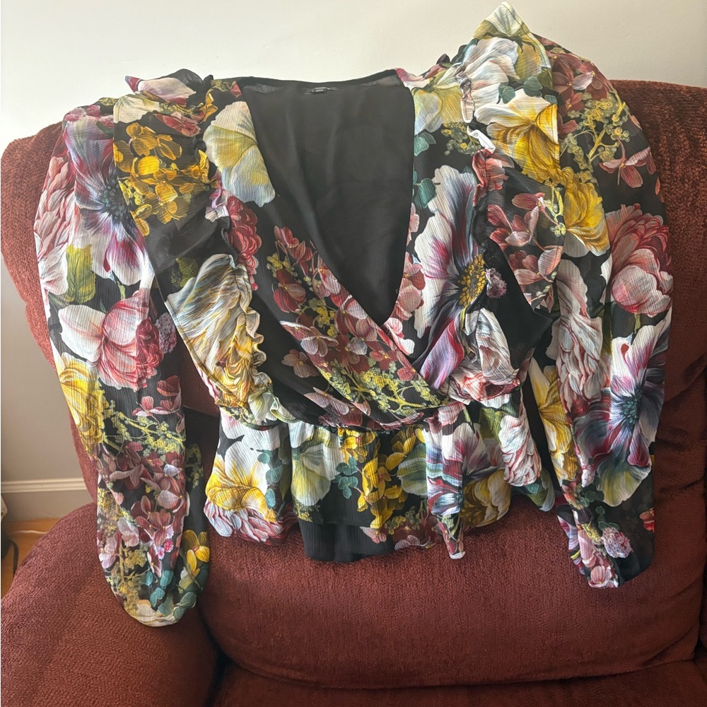 Floral Women's Top with Ruffled Sleeves